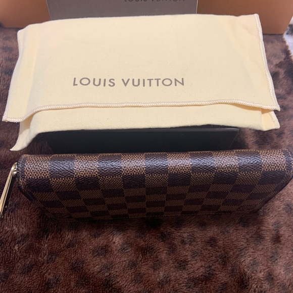 Damier Ebene zippy wallet in good used condition, no flaws - Picture 8 of 8